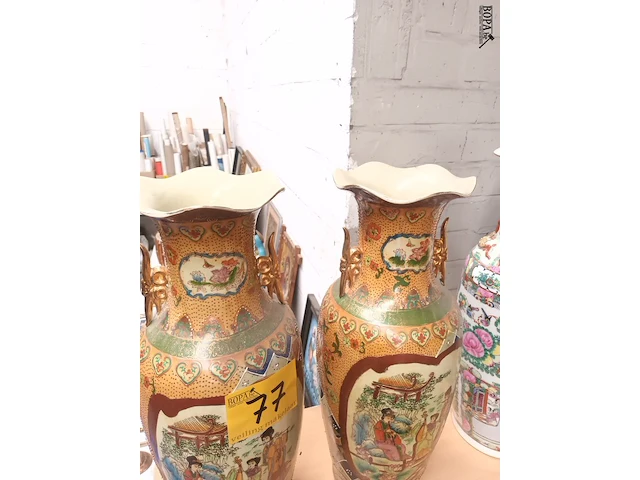 Lot 77 - koppel chinese vazen - afbeelding 2 van  8