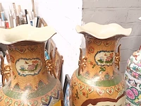 Lot 77 - koppel chinese vazen - afbeelding 2 van  8