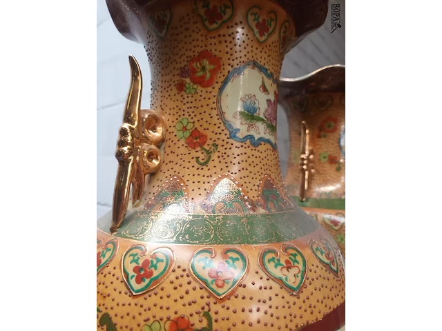 Lot 77 - koppel chinese vazen - afbeelding 3 van  8