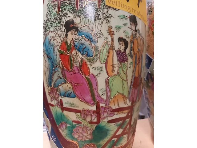 Lot 77 - koppel chinese vazen - afbeelding 4 van  8