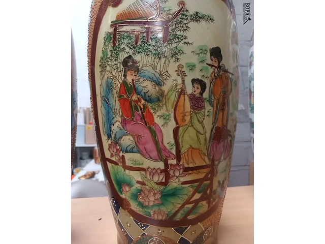 Lot 77 - koppel chinese vazen - afbeelding 5 van  8