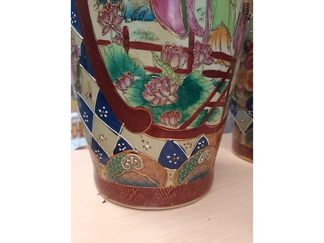 Lot 77 - koppel chinese vazen - afbeelding 6 van  8