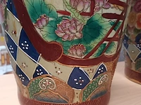 Lot 77 - koppel chinese vazen - afbeelding 6 van  8