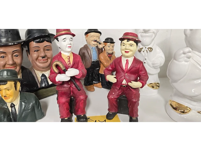 Lot 77 - lotje diverse laurel & hardy beeldjes ong 7 stuks - afbeelding 3 van  4