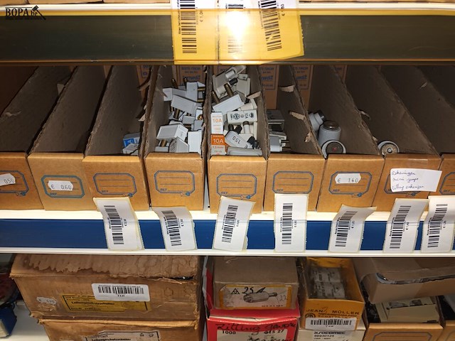 Lot 77 - materiaal voor elektrische installaties - afbeelding 9 van  11