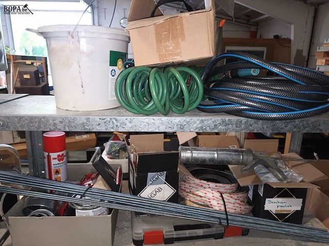 Lot 77 - poets- en werkmateriaal. inhoud rek - afbeelding 2 van  7