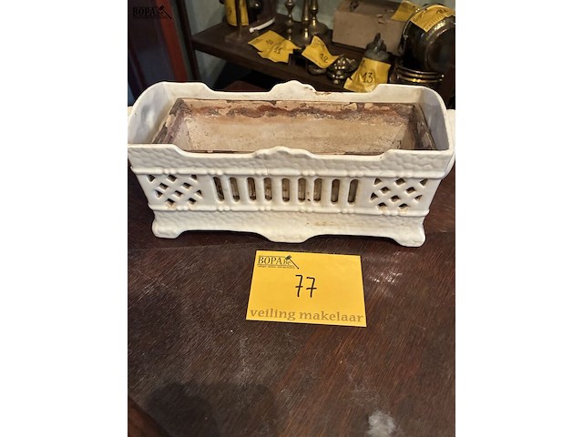 Lot 77 - porcelein gardinière victoriaans - afbeelding 1 van  4