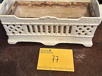 Lot 77 - porcelein gardinière victoriaans - afbeelding 1 van  4