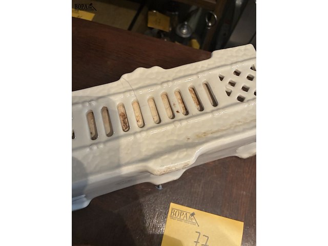 Lot 77 - porcelein gardinière victoriaans - afbeelding 4 van  4