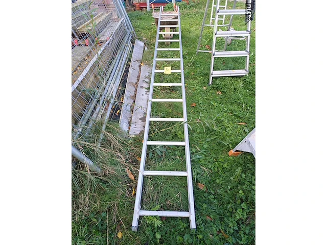 Lot 77 - rechte ladder - afbeelding 1 van  2