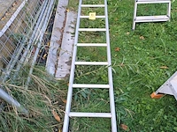 Lot 77 - rechte ladder - afbeelding 1 van  2