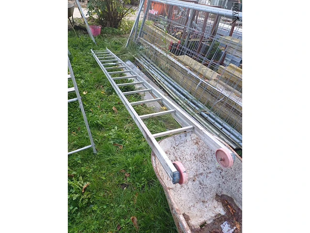 Lot 77 - rechte ladder - afbeelding 2 van  2