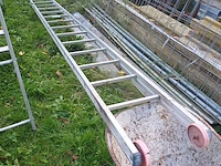 Lot 77 - rechte ladder - afbeelding 2 van  2