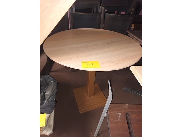 Lot 77 - ronde tafel met bruine metalen voet - afbeelding 1 van  3