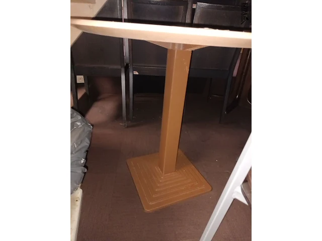 Lot 77 - ronde tafel met bruine metalen voet - afbeelding 2 van  3