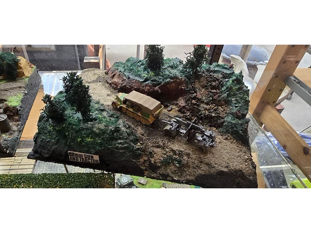 Lot 77 - unieke militaire diorama's handgemaakt 3 stuks en boten - afbeelding 2 van  12