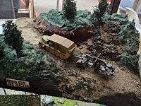 Lot 77 - unieke militaire diorama's handgemaakt 3 stuks en boten - afbeelding 2 van  12