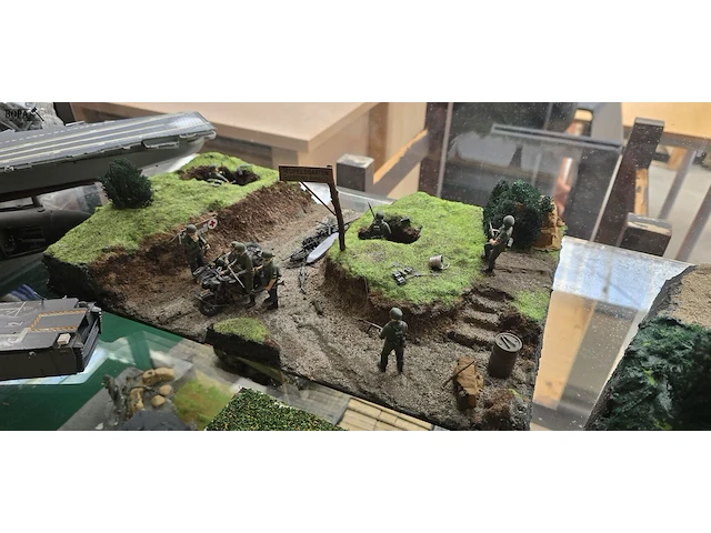 Lot 77 - unieke militaire diorama's handgemaakt 3 stuks en boten - afbeelding 4 van  12