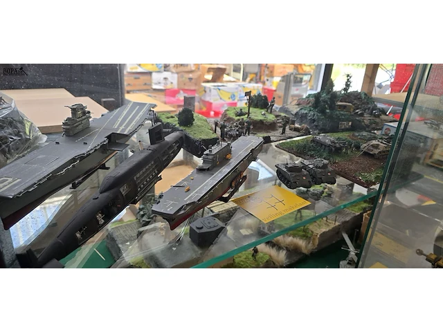 Lot 77 - unieke militaire diorama's handgemaakt 3 stuks en boten - afbeelding 1 van  12
