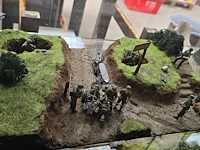 Lot 77 - unieke militaire diorama's handgemaakt 3 stuks en boten - afbeelding 9 van  12