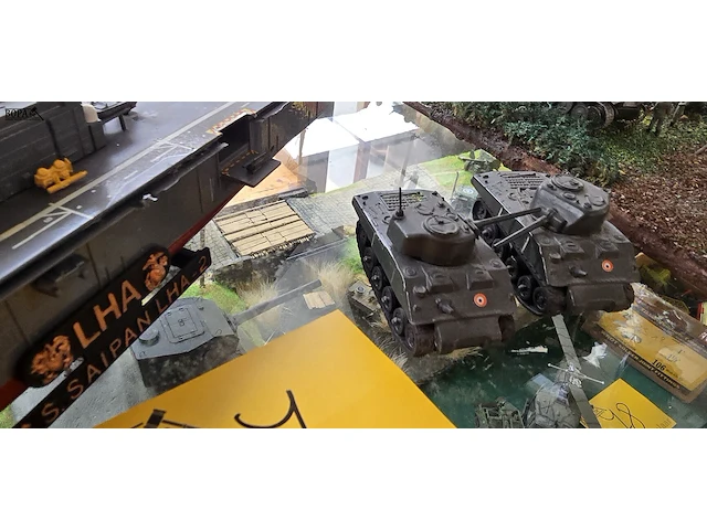 Lot 77 - unieke militaire diorama's handgemaakt 3 stuks en boten - afbeelding 10 van  12