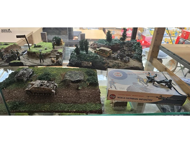 Lot 77 - unieke militaire diorama's handgemaakt 3 stuks en boten - afbeelding 11 van  12