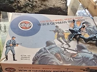 Lot 77 - unieke militaire diorama's handgemaakt 3 stuks en boten - afbeelding 12 van  12