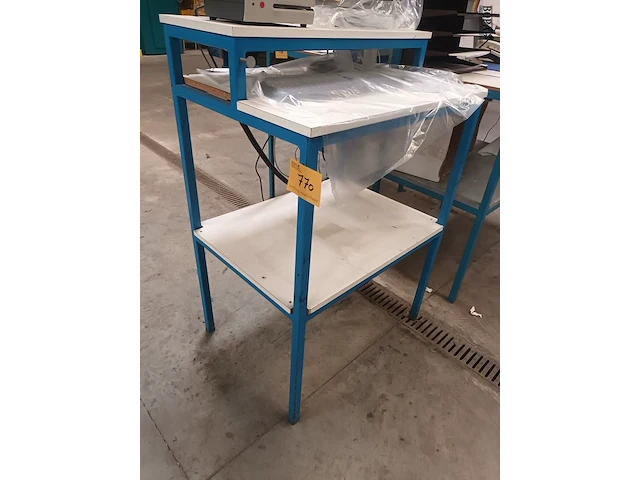 Lot 770 - metalen werkpost tafel - afbeelding 1 van  3