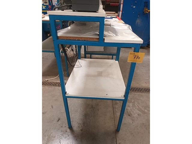 Lot 770 - metalen werkpost tafel - afbeelding 2 van  3