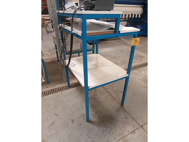 Lot 770 - metalen werkpost tafel - afbeelding 3 van  3