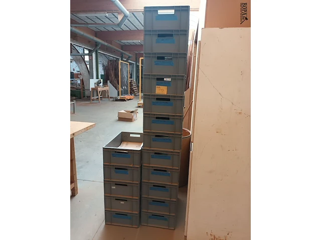 Lot 773 - pvc stapelbakken. 17 stuks - afbeelding 1 van  3