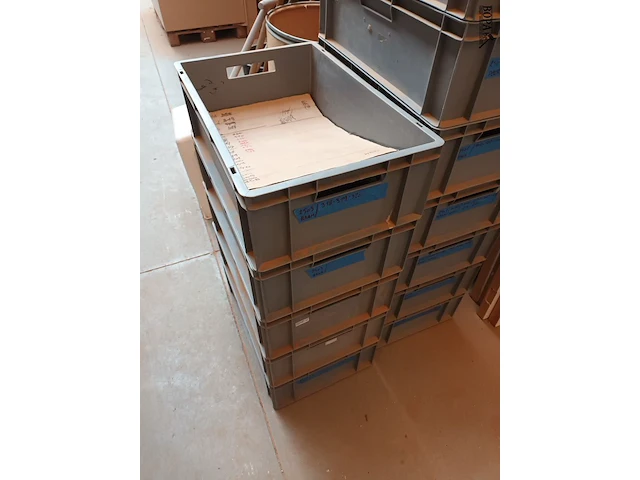 Lot 773 - pvc stapelbakken. 17 stuks - afbeelding 2 van  3