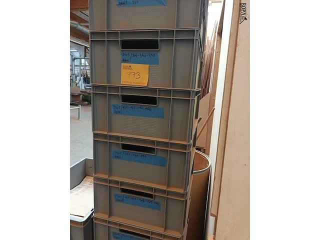 Lot 773 - pvc stapelbakken. 17 stuks - afbeelding 3 van  3