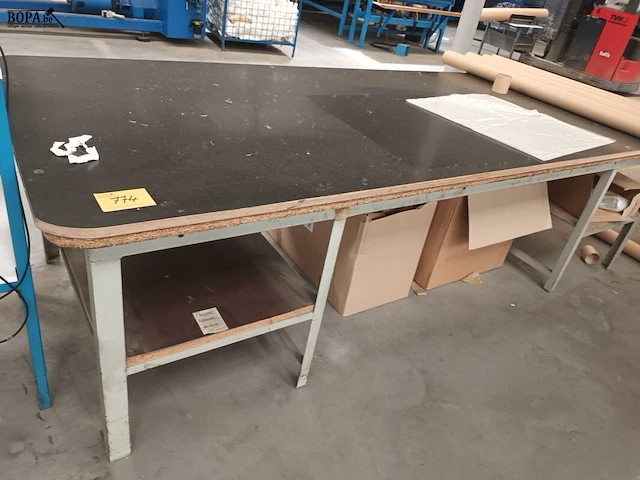 Lot 774 - werktafel - afbeelding 1 van  3