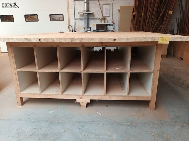Lot 777 - houten werktafel met opbergvakken - afbeelding 2 van  3