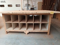 Lot 777 - houten werktafel met opbergvakken - afbeelding 2 van  3