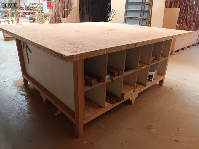 Lot 777 - houten werktafel met opbergvakken - afbeelding 3 van  3