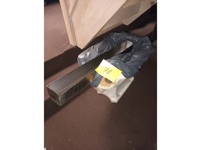 Lot 78 - bidet en inox bakje - afbeelding 1 van  2