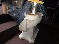Lot 78 - bidet en inox bakje - afbeelding 2 van  2
