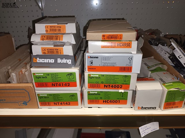 Lot 78 - elektriciteitsmateriaal niko. inhoud rek - afbeelding 4 van  6