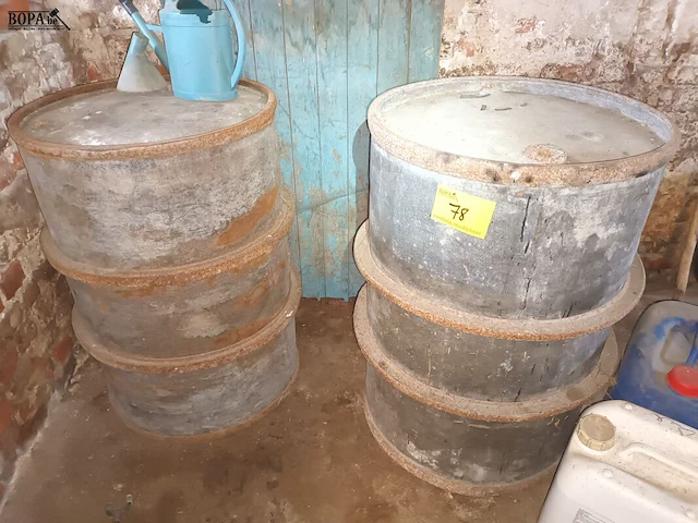 Lot 78 - metalen vat. 2 stuks - afbeelding 1 van  3