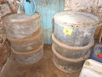 Lot 78 - metalen vat. 2 stuks - afbeelding 1 van  3