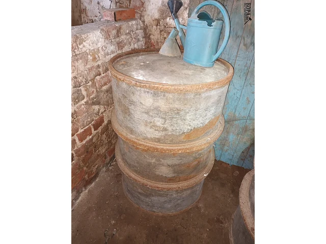 Lot 78 - metalen vat. 2 stuks - afbeelding 2 van  3