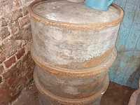 Lot 78 - metalen vat. 2 stuks - afbeelding 2 van  3