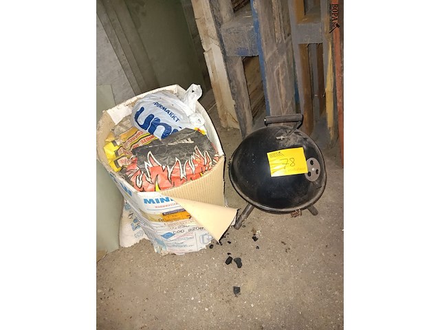 Lot 78 - mini bbq met kolen - afbeelding 1 van  1