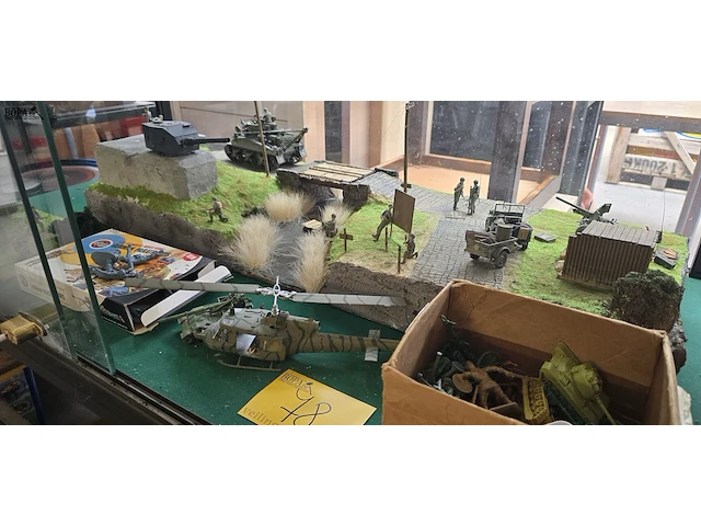 Lot 78 - unieke militaire diorama's handgemaakt 1 grote en 1 kleine - afbeelding 1 van  8