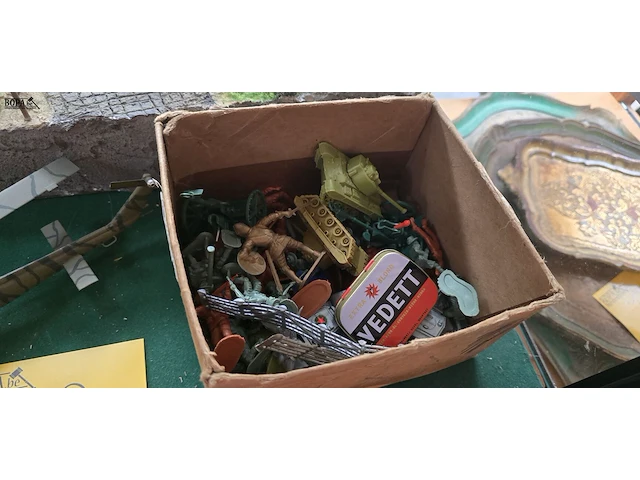 Lot 78 - unieke militaire diorama's handgemaakt 1 grote en 1 kleine - afbeelding 2 van  8