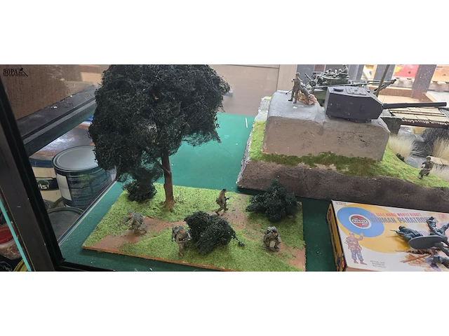 Lot 78 - unieke militaire diorama's handgemaakt 1 grote en 1 kleine - afbeelding 7 van  8