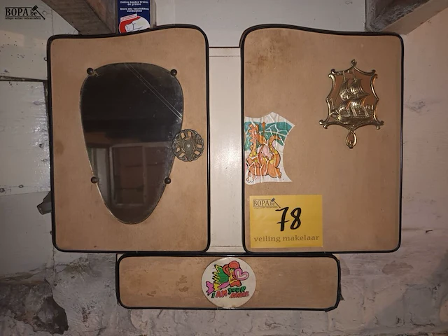 Lot 78 - vintage hangkastje - afbeelding 1 van  3