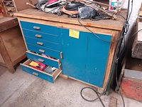 Lot 781 - houten werkbank met lades - afbeelding 1 van  3